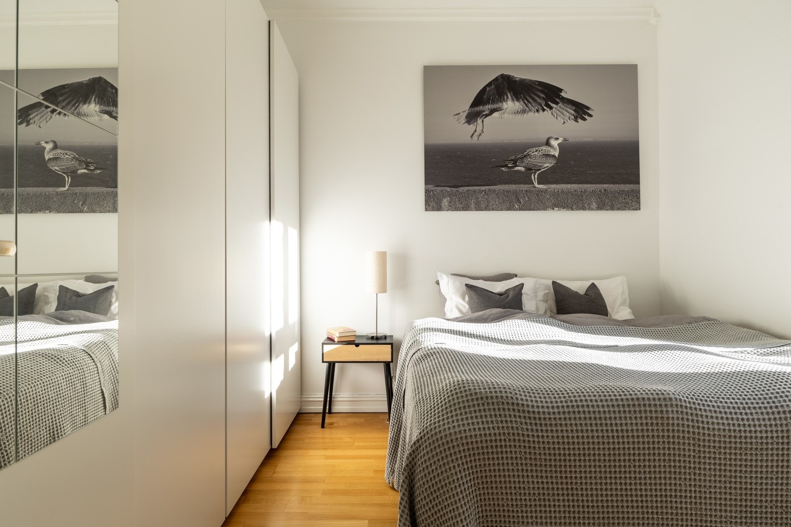 Rommet får rikelig med lys inn gjennom det store vinduet. Galleribilde