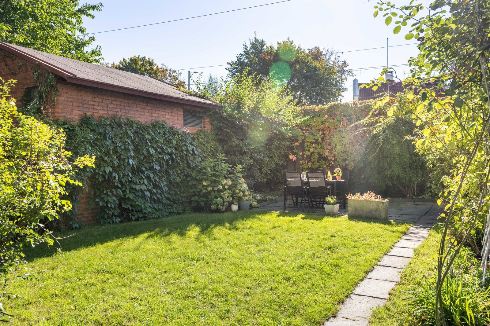 Denne koselige bakgården er helt unik og kan utnyttes fullt ut på fine sommerdager. Galleribilde