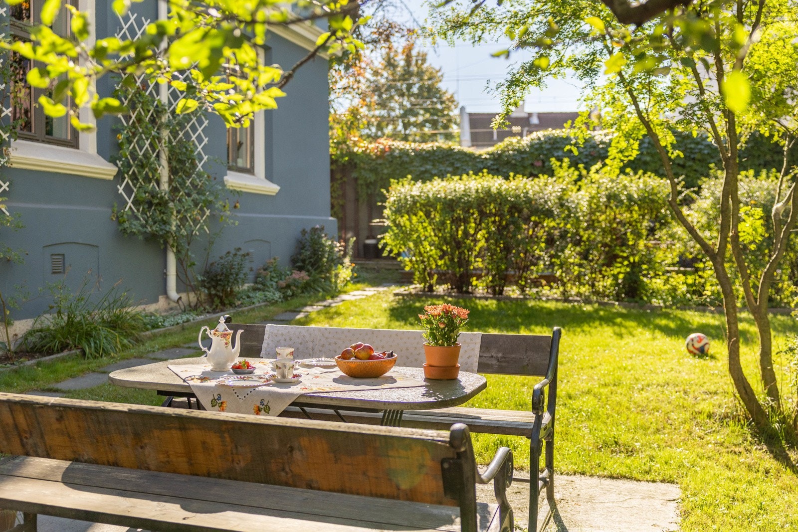 Her får du en tiltalende leilighet med god romfølelse, samt en nydelig bakgård som kan benyttes fritt. Galleribilde