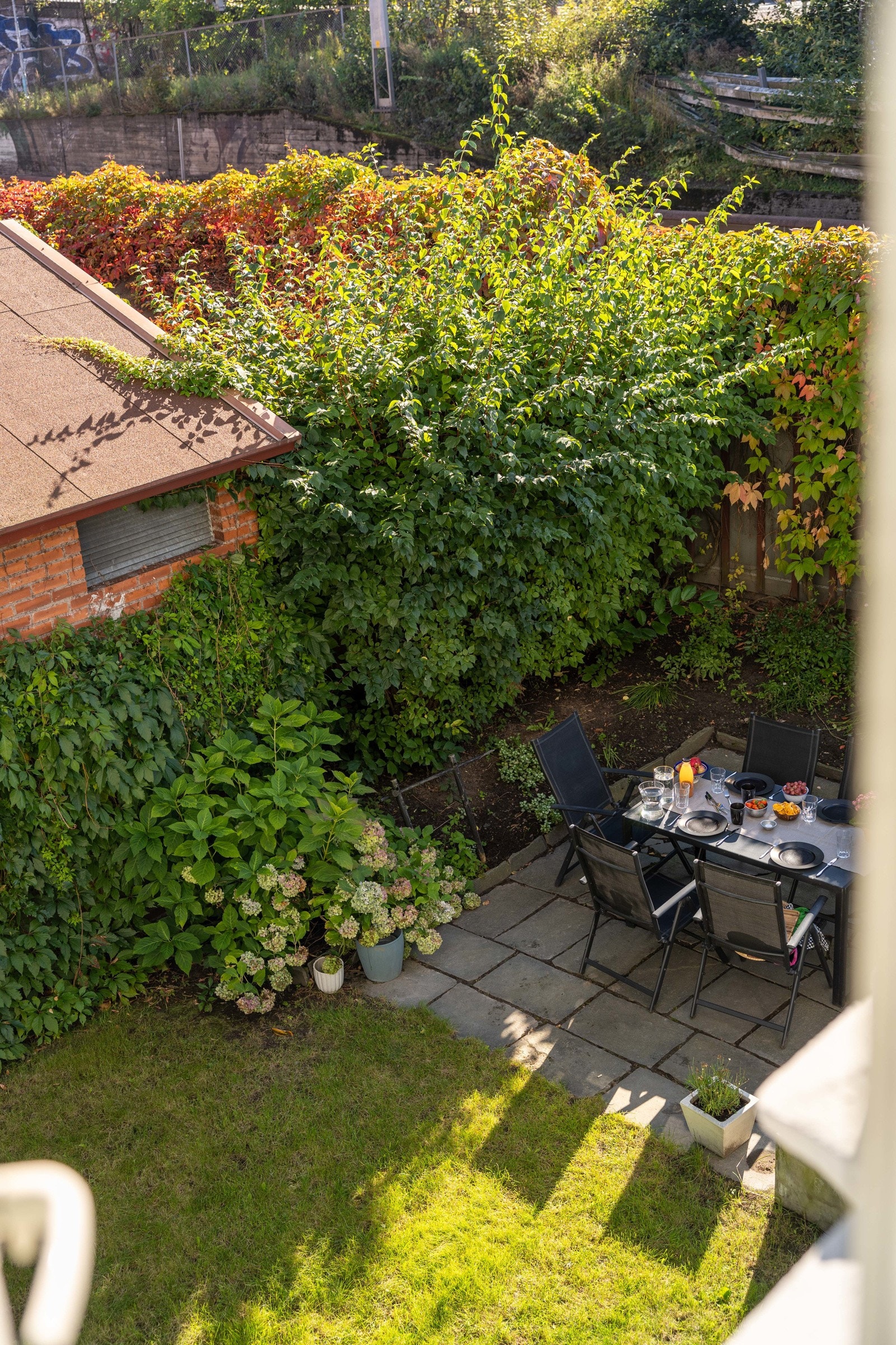 Fra soverommet får man en herlig utsikt til den andre koselige bakgården. Galleribilde