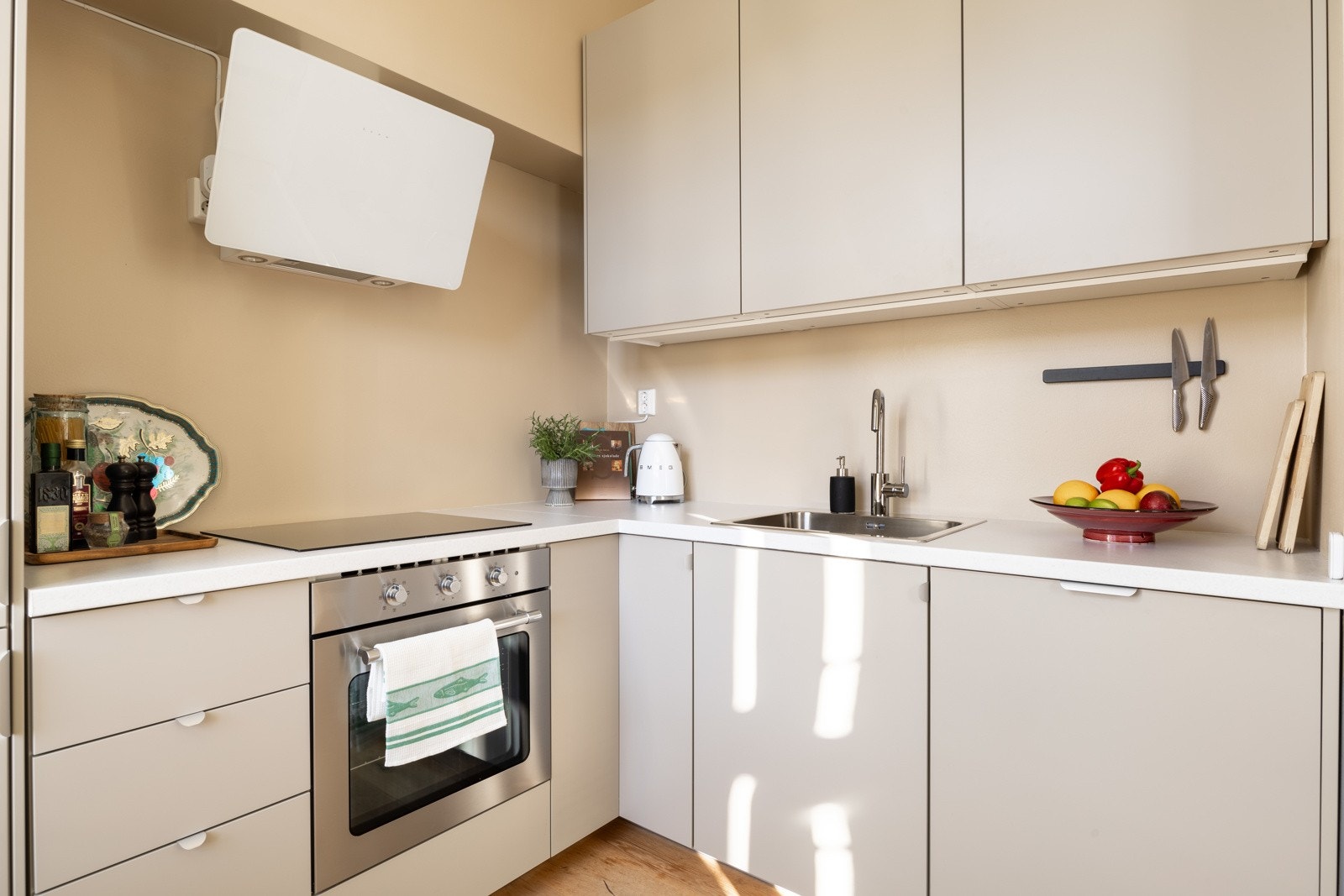 Kjøkkenet byr på mye benkeplass og gode arbeidsforhold da det er rikelig med belysning under overskapene. Galleribilde