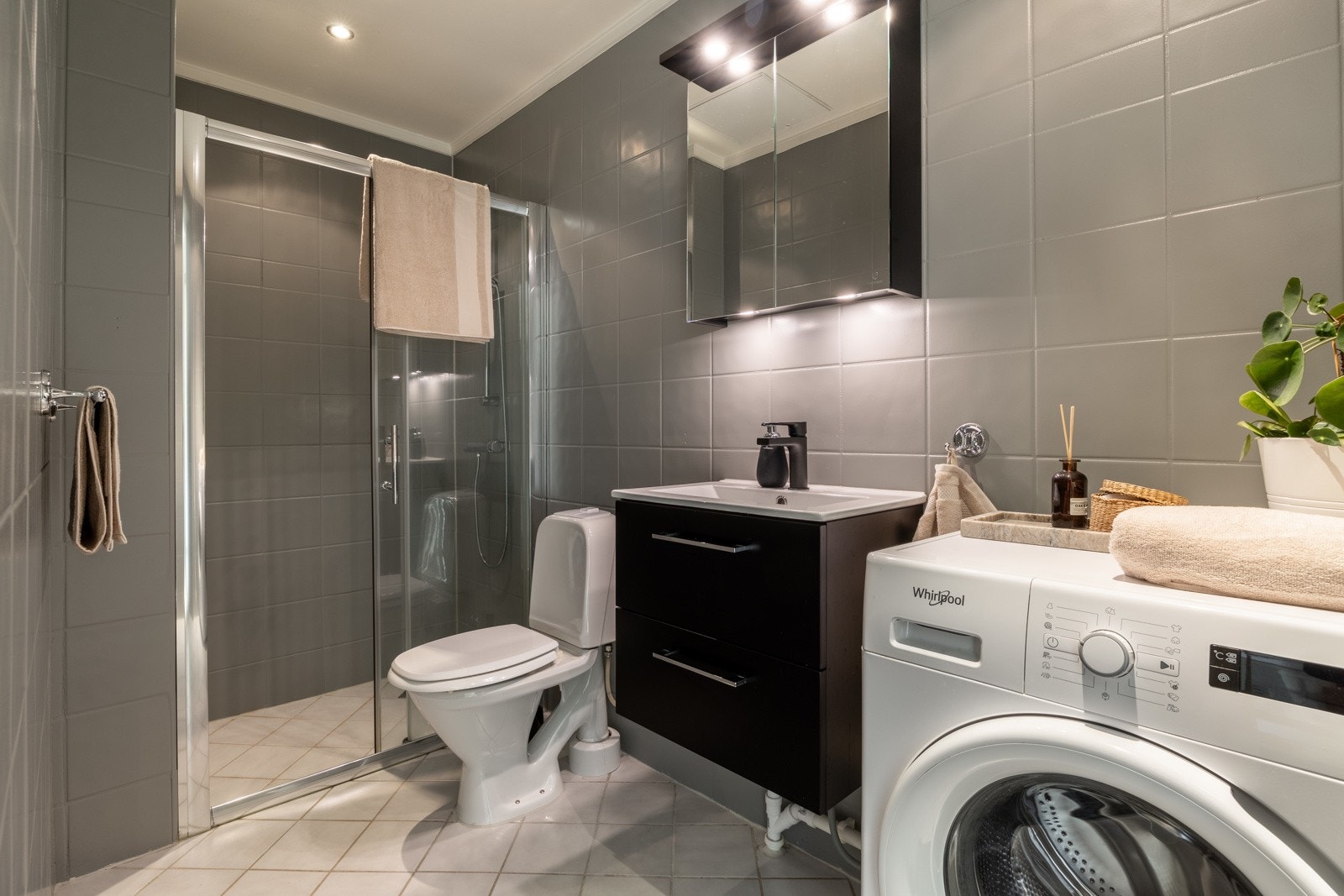 Leilighetens flotte bad er fra 2000 med oppgradert innredning og malt vegger i 2022 for et sømløst intrykk. Galleribilde