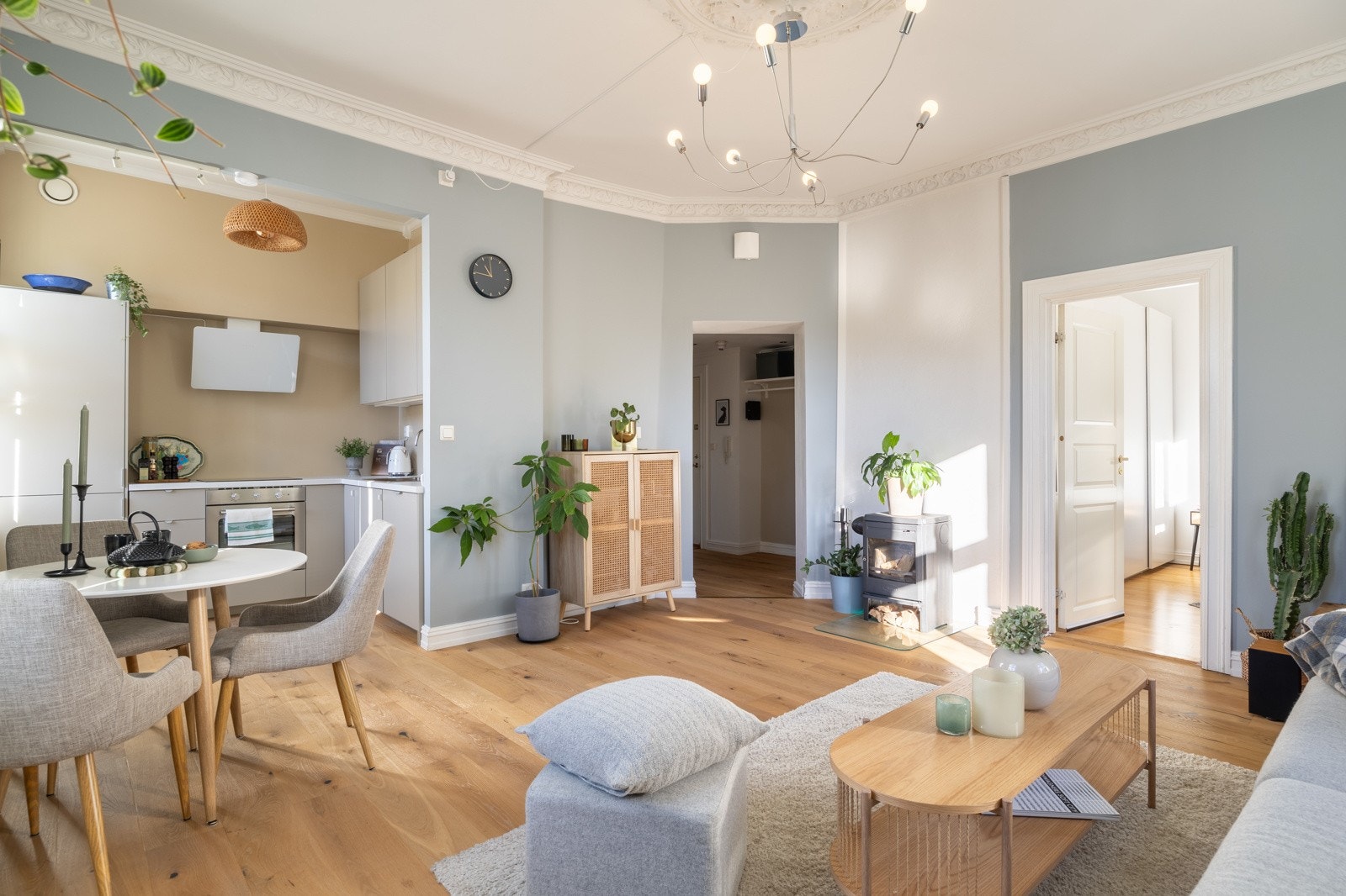 Leilighetens planløsning byr på store rom med gode innredningsmuligheter og sosiale soner. Galleribilde