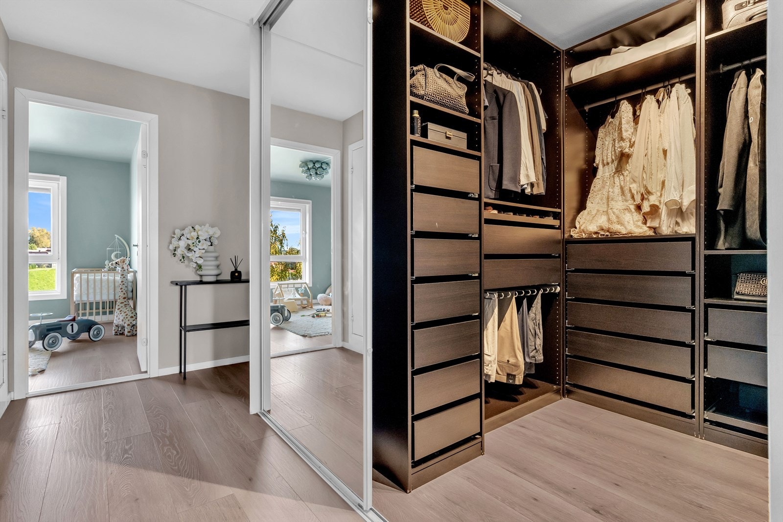 Velkommen inn! Walk-in closet i gangen med god plass til klær for to Galleribilde