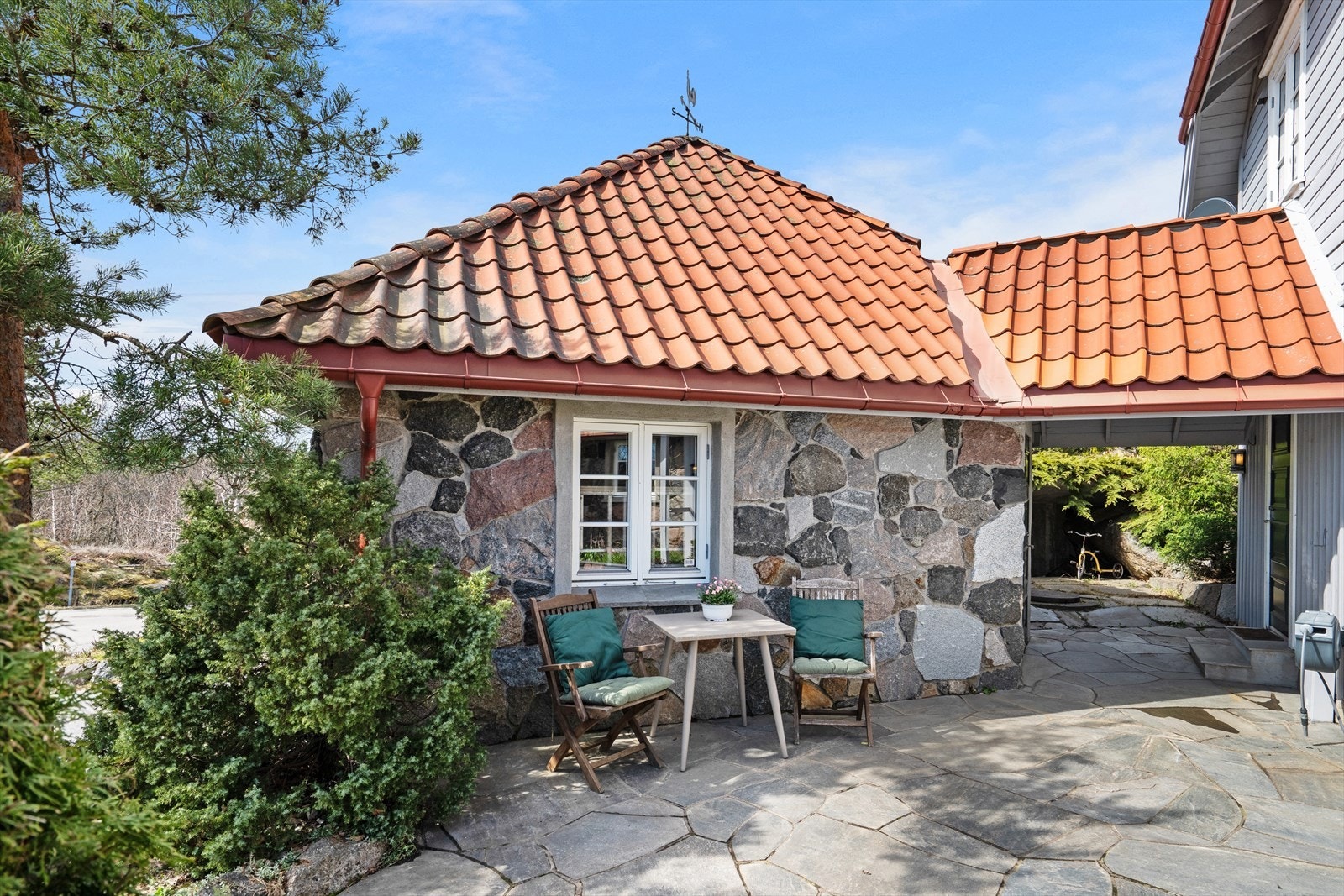 Garasje med overbygg. Galleribilde