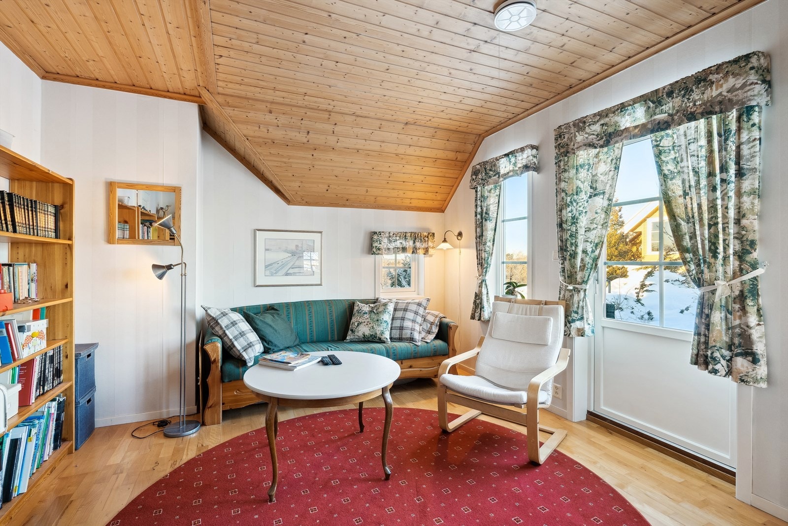 Soverom nr. 2 er i dag innredet som en stue. Direkte utgang. Galleribilde