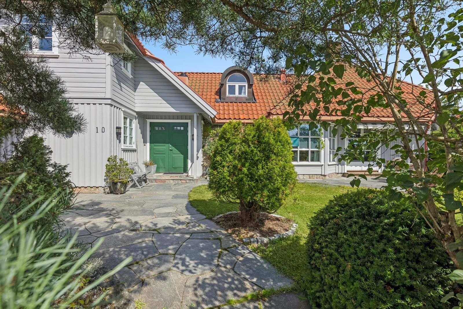 Pent opparbeidet inngangsparti gir en hyggelig velkomst! Galleribilde