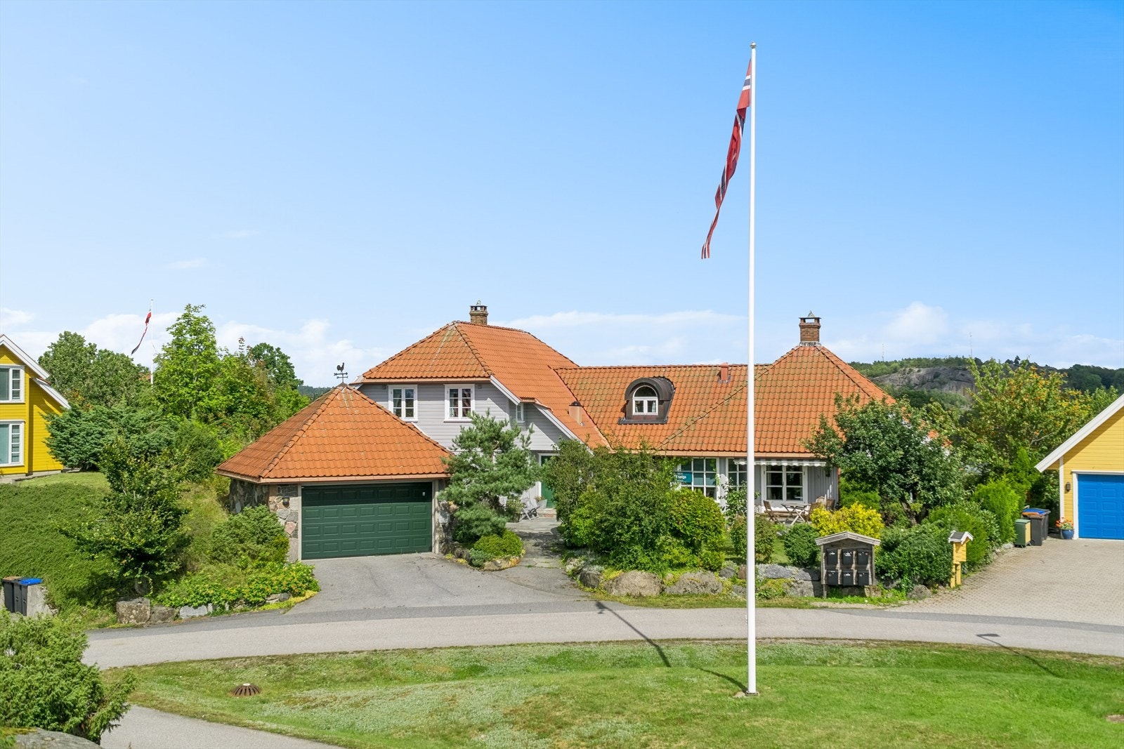 Sillåsen 10 er bebygget med en stor, arkitekttegnet enebolig med god boligstandard samt en dobbel garasje. Galleribilde