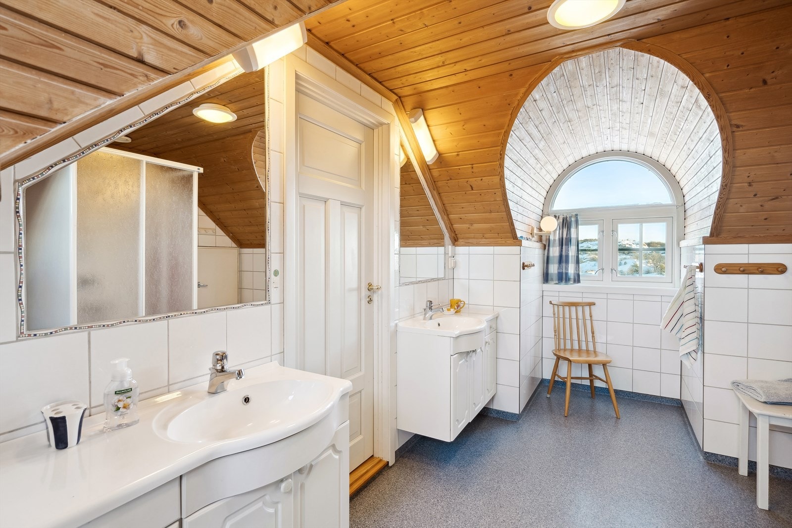 Det finnes 3 bad, badstue og eget vaskerom i boligen. Badet i 2.etasje har 2 stk. innredninger m/servant, dusjkabinett og toalett. Belegg på gulvet. Galleribilde