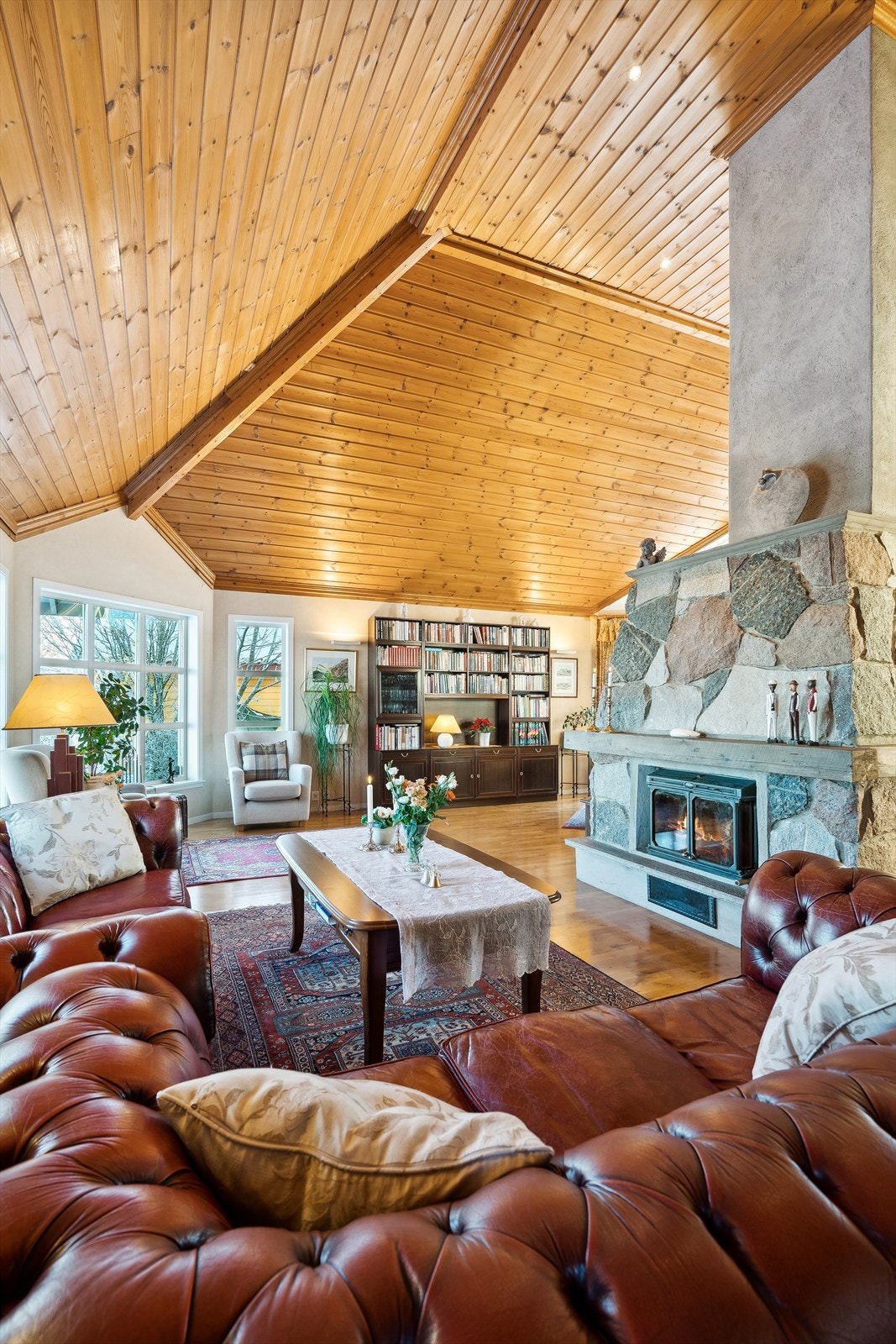 Varme fra peisen skaper den lune, gode atmosfæren på ekstra kjølige dager. Peisen i stuen har to ildsteder. Galleribilde