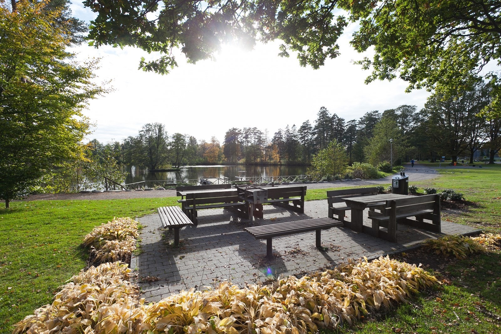 Bugårdsparken ligger i underkant av 3 km nordvest for Sandefjord sentrum og består av idrettsanlegg, parkområder og stor dam som kalles Bugårdsdammen. Kun få minnutter fra boligen. Galleribilde