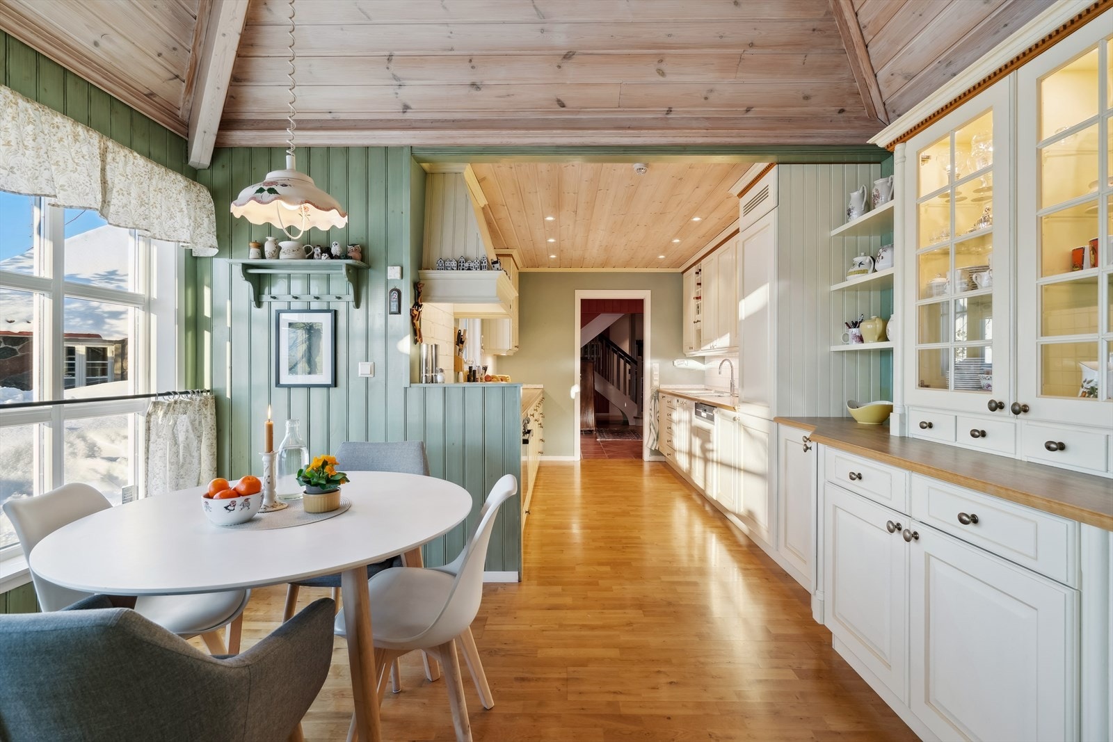 Kjøkkenet ligger i fin tilknytning til spisestuen/stuen. Galleribilde