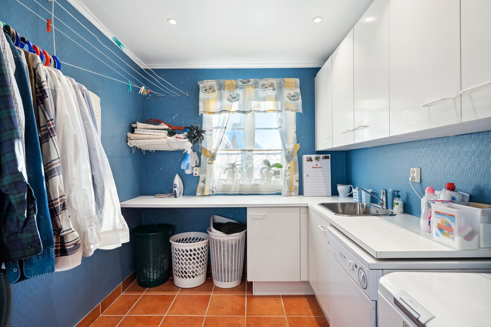 Vaskerommet ligger også i 1.etasje. Godt med innredning og utgang til hagen via trapperommet. Galleribilde