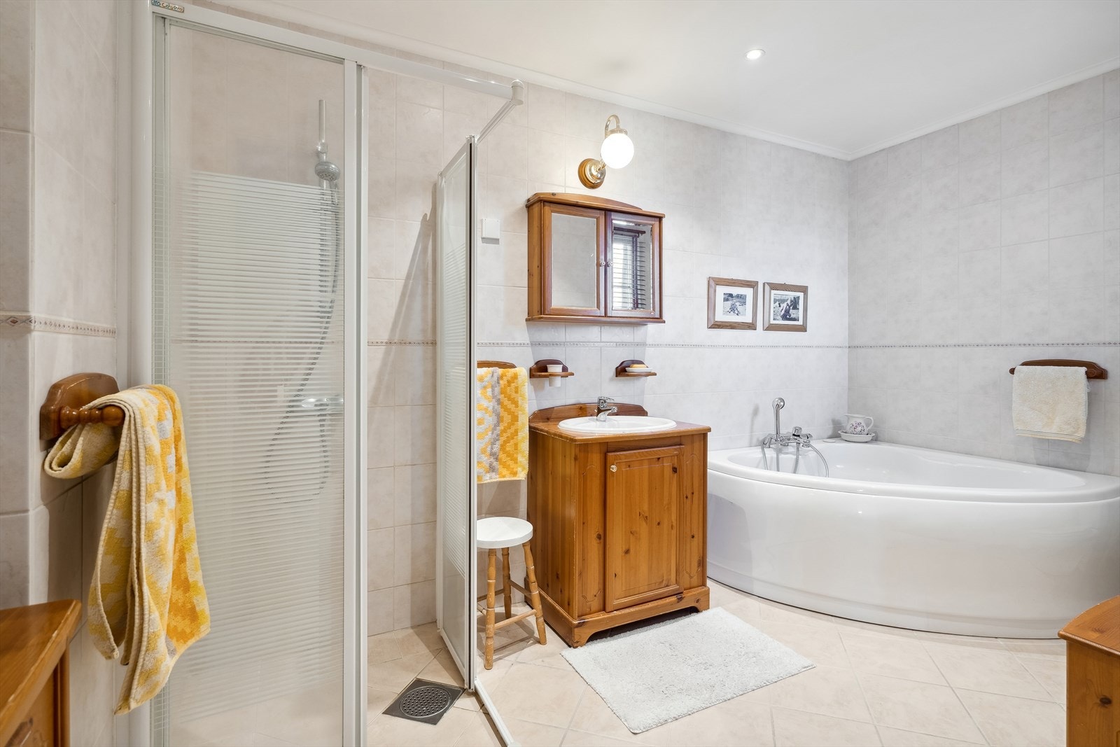 Dette badet har både badekar, dusjnisje, toalett og 2 stk. innredning med servant. Galleribilde