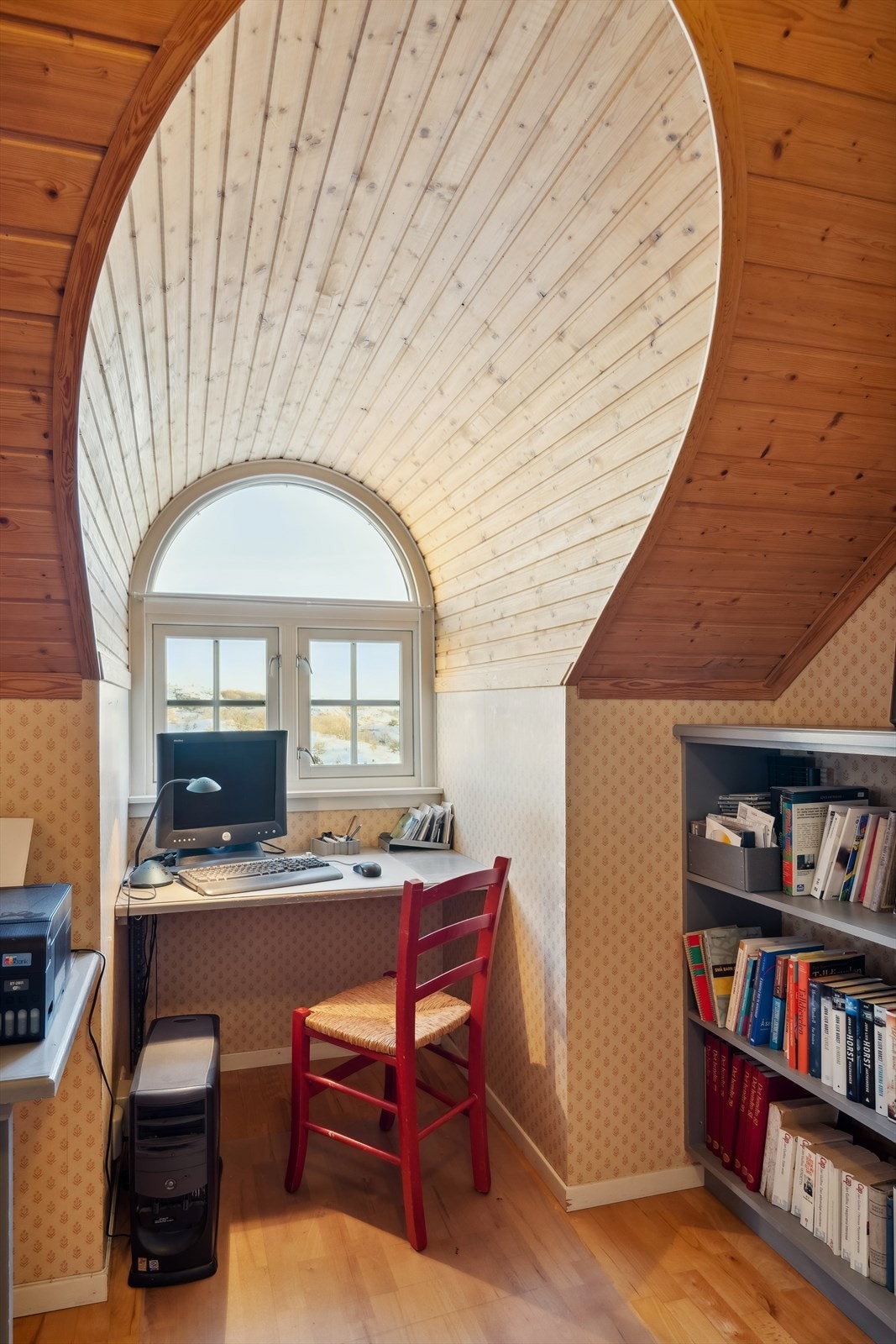 Spennende utforming av himlingen ved vinduet. Galleribilde