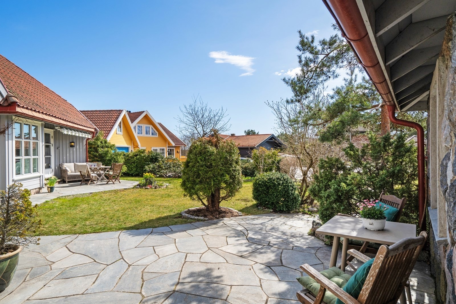 Boligen har mange og lune uteplasser. Galleribilde