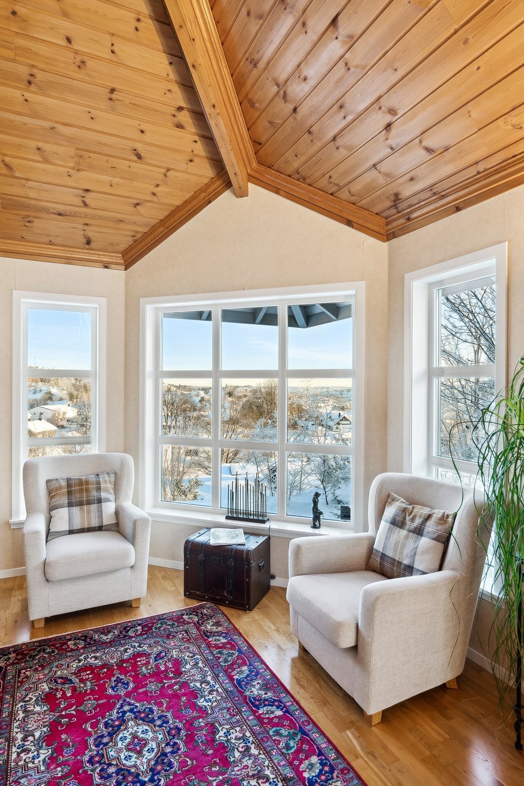 Gjennom de mange og store vindusflatene kommer utsikten virkelig til sin rett! Galleribilde