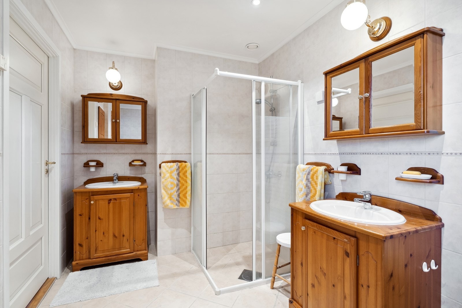 Bad 1 i 1.etasje har direkte adkomst fra soverommet. Flislagte overflater og vannbåren varme i gulvet. Galleribilde