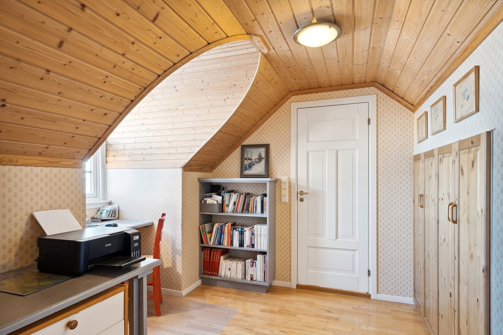 Her har man utnytte gangen oppe til et praktisk kontor. Galleribilde