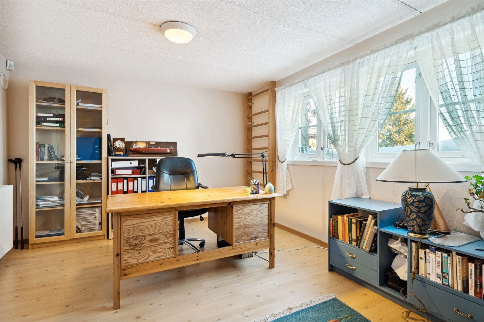 Rom innredet som kontor i kjelleren er på byggetegninger godkjent som hobbyrom (ikke omsøkt - se pkt. ferdigattest i salgsoppgaven). Galleribilde