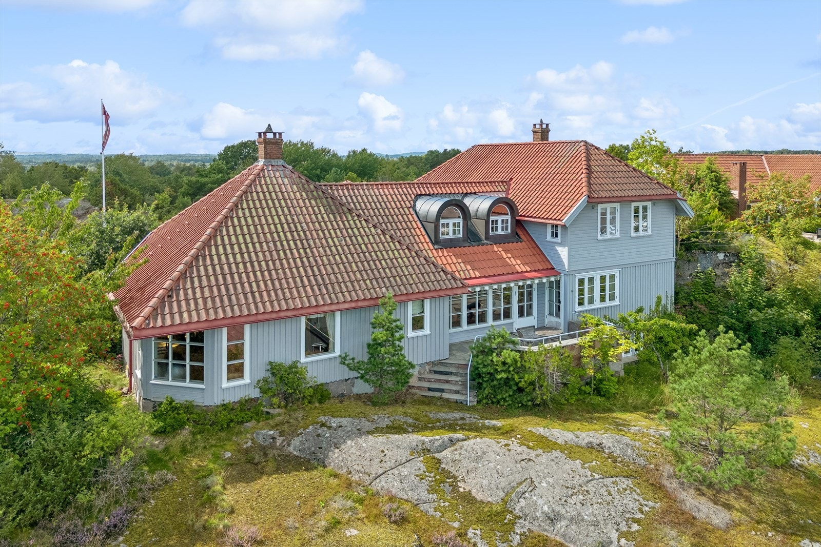 Boligen innehar et totalt innvendig bruksareal på hele 361 kvm., fordelt over tre plan. Galleribilde