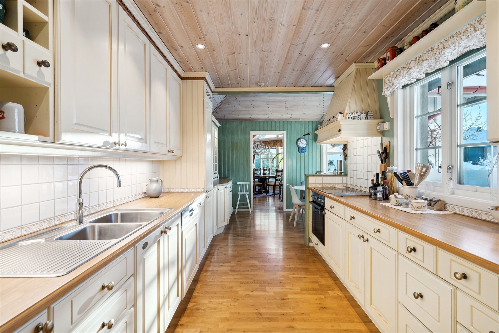 Tidløs innredning med profilerte og malte eikefronter. Benkeplate av laminat. Galleribilde