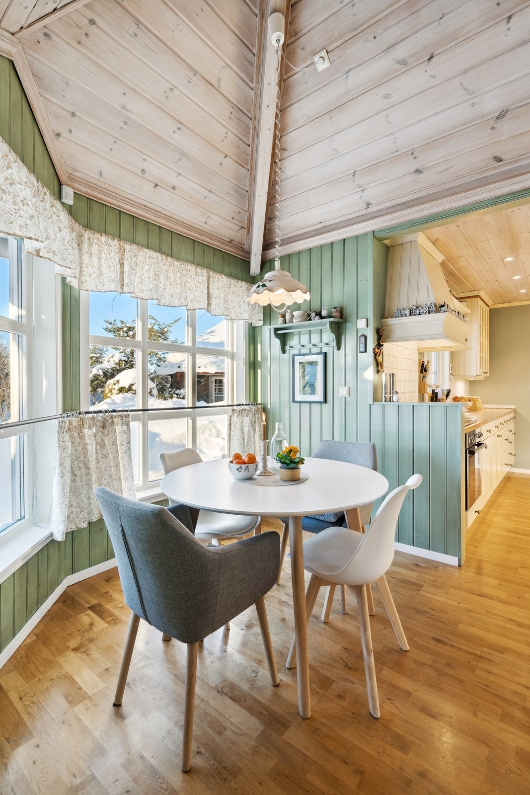 Hyggelig spiseplass med fint lysinnslipp. Galleribilde