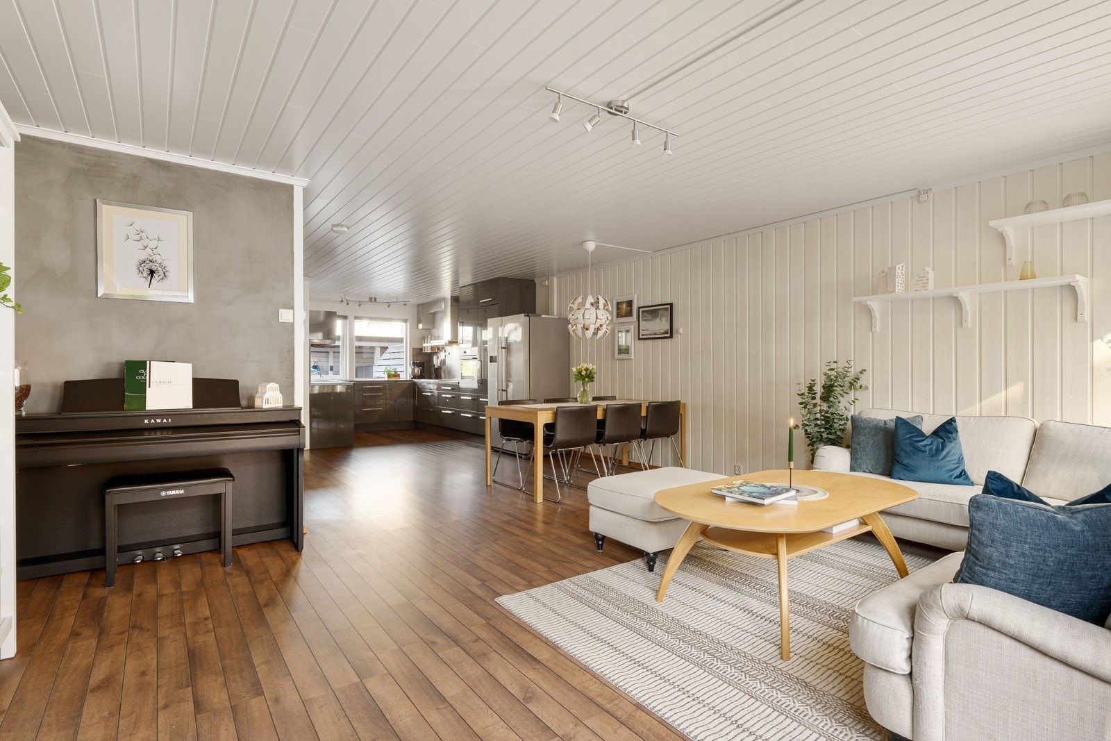 Stuens planløsning og størrelse gir plass til både spisegruppe, sofagruppe, mediemøblement og mer. Galleribilde