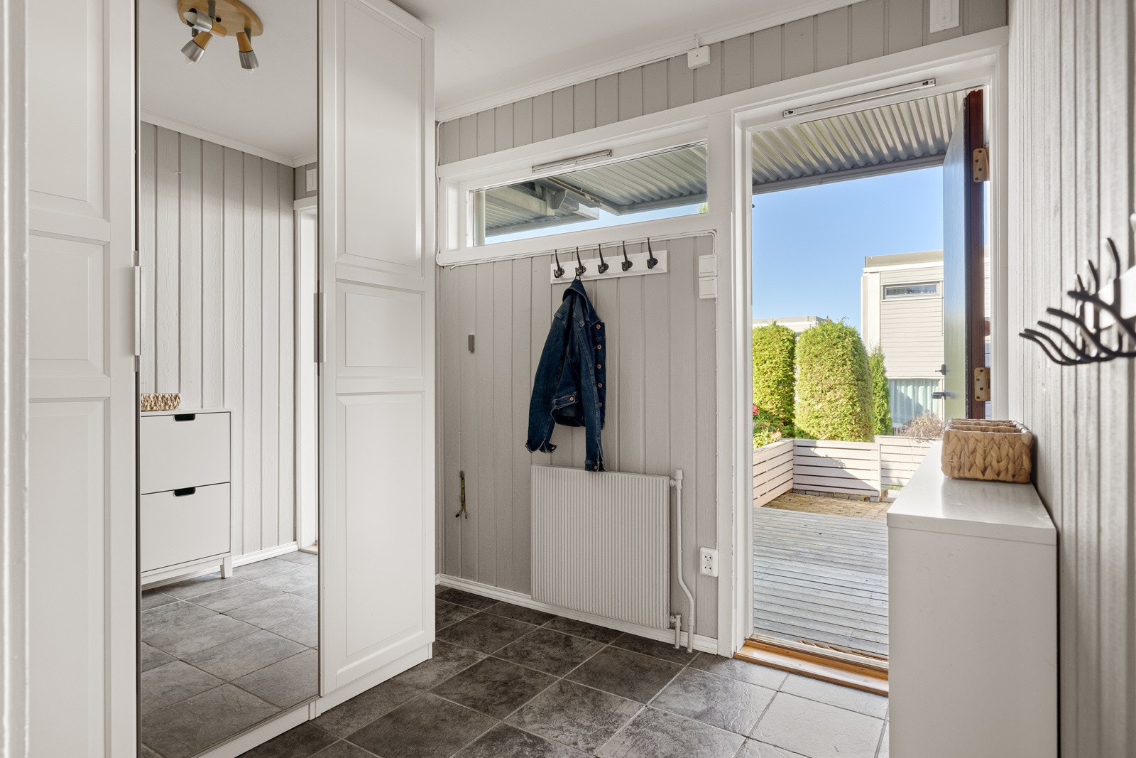 Velkommen inn! Det er i entreen gode muligheter for klesoppbevaring i medfølgende garderobeskap, og det er ellers god plass til å sette fra seg sko og henge fra seg yttertøy. Galleribilde