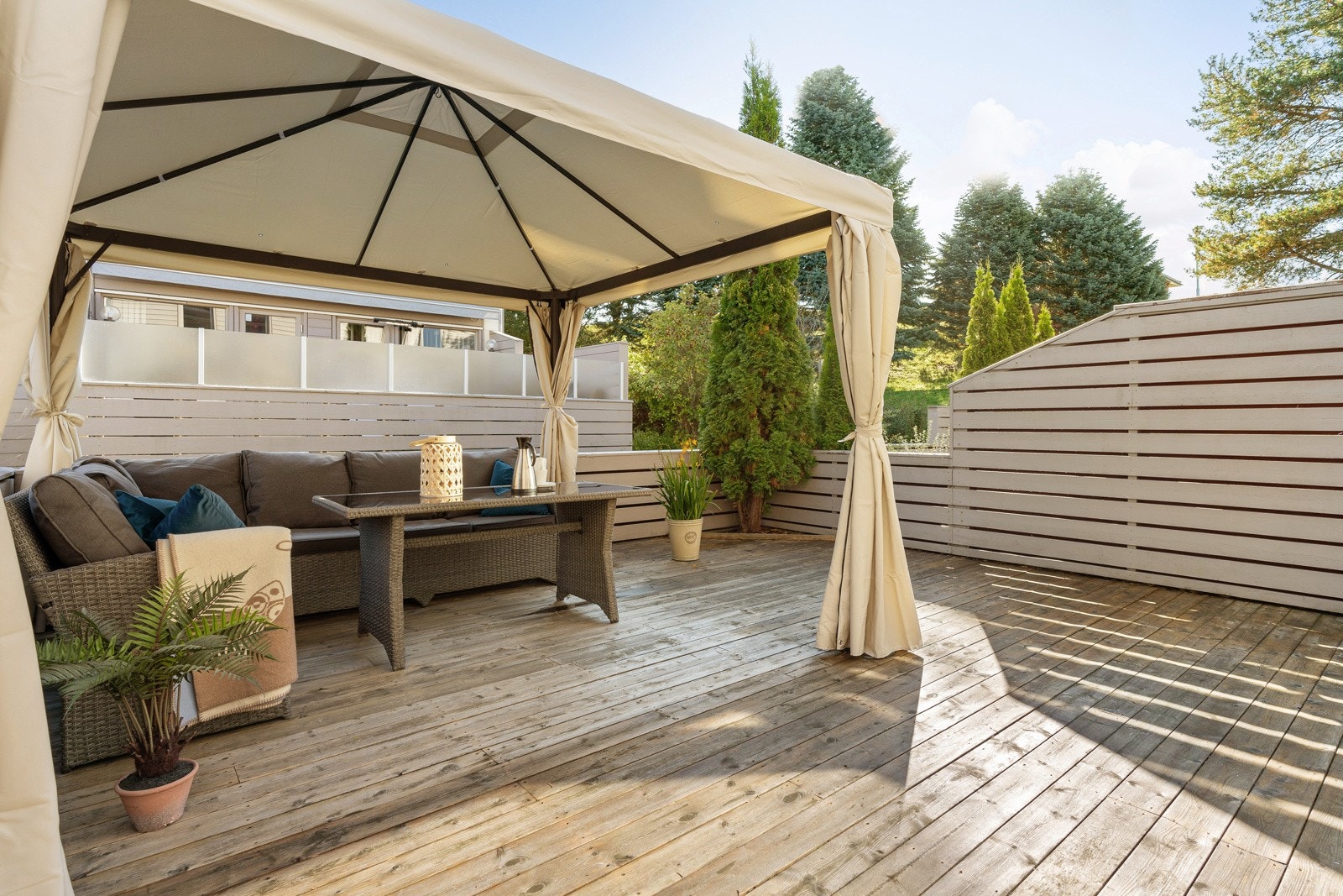 Det er her god plass til utemøblement og grillen. Galleribilde