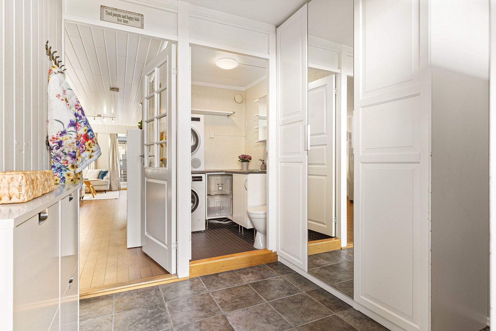 Fra entreen har man hendig adkomst til et praktisk vaskerom. Galleribilde