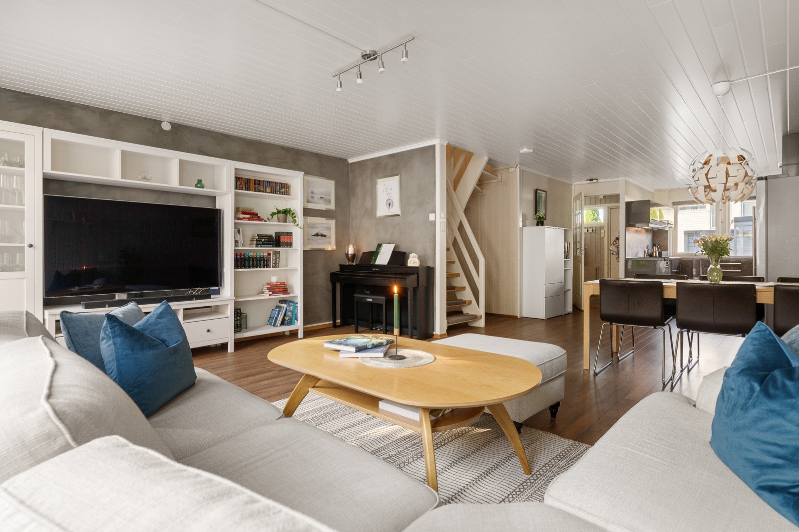 Det er opplegg for kabel-TV/internett, og rommet varmes opp via radiatorer. Fjernvarme og kabel-TV/internett er inkludert i felleskostnadene. Galleribilde