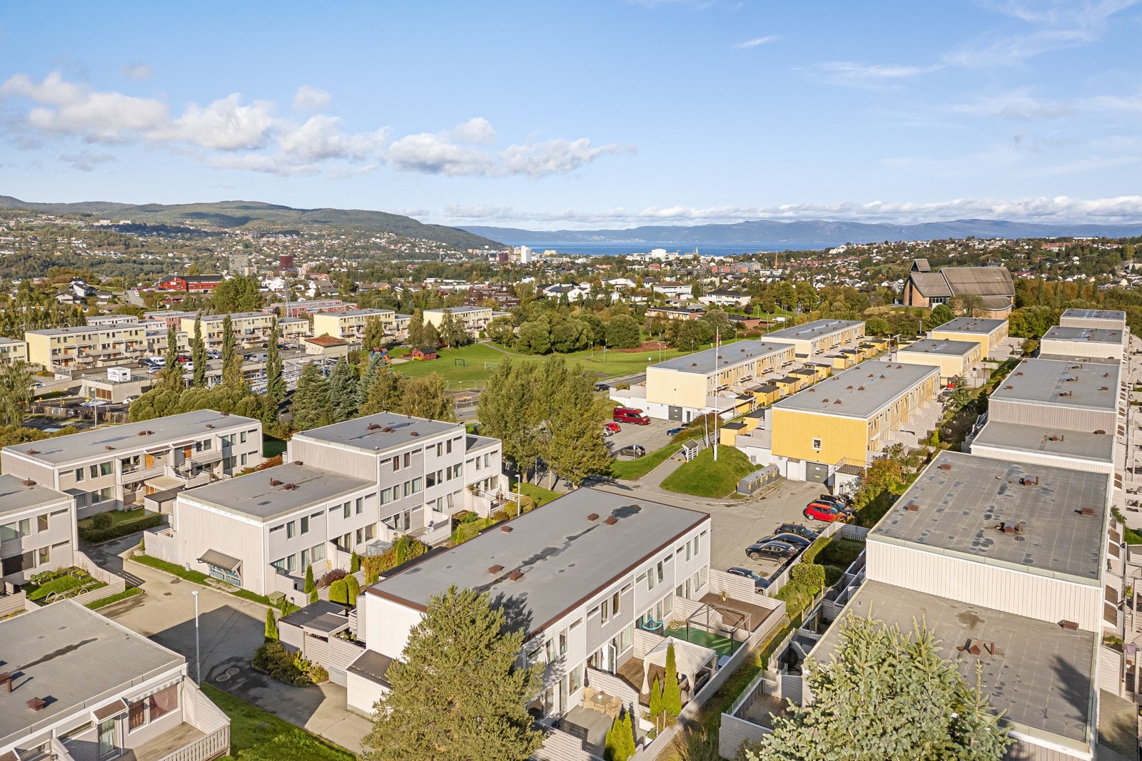 Rekkehusleiligheten strekker seg over to innholdsrike plan og er en del av veldrevne Risvollan Borettslag. Galleribilde