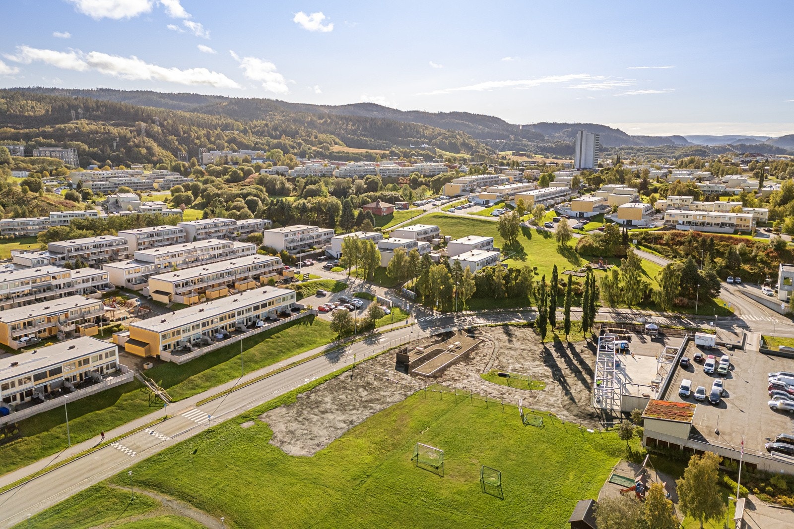 Borettslaget har romslige fellesarealer, lekeplasser, sittegrupper, internveier, parkeringsplasser, ballbinger og flott beplantning. Galleribilde
