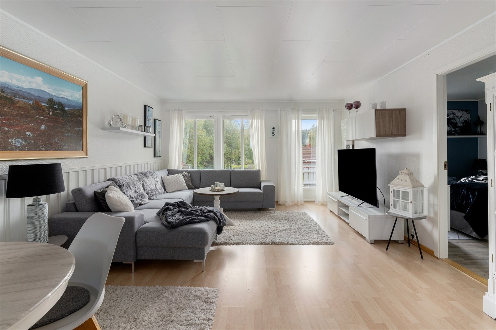 Fra stua er det dør ut til veranda. Legg merke til det fine gulvet. Galleribilde