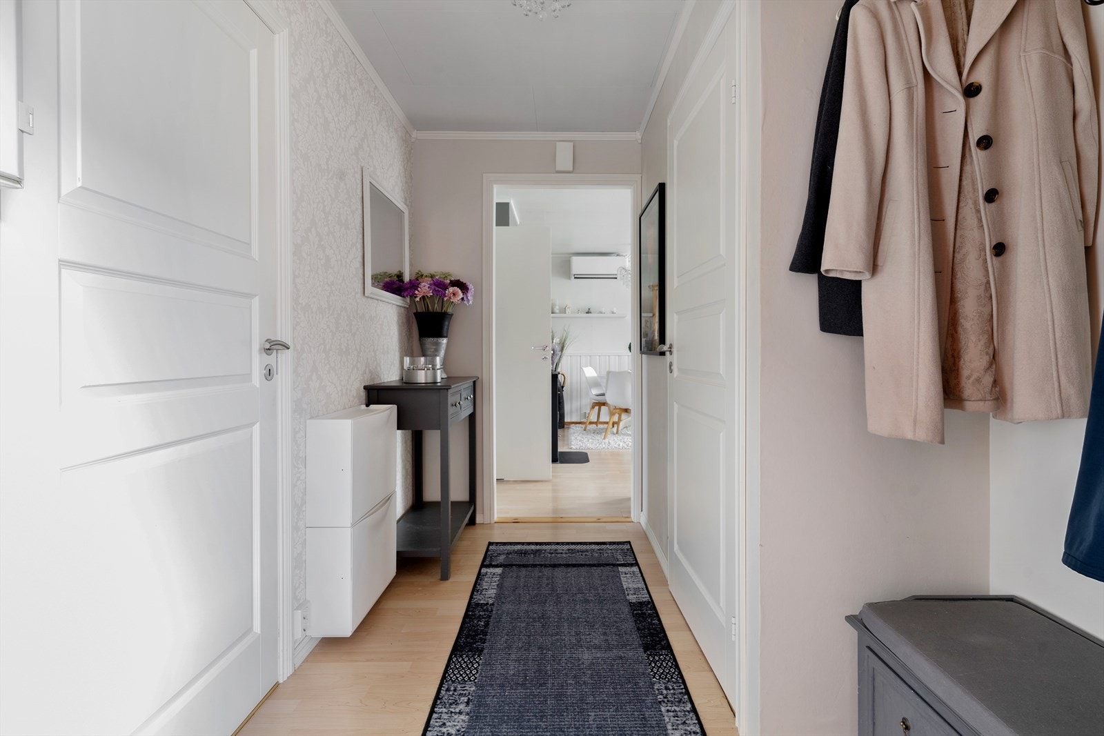 En innbydende og lys gang ønsker deg velkommen inn! Galleribilde