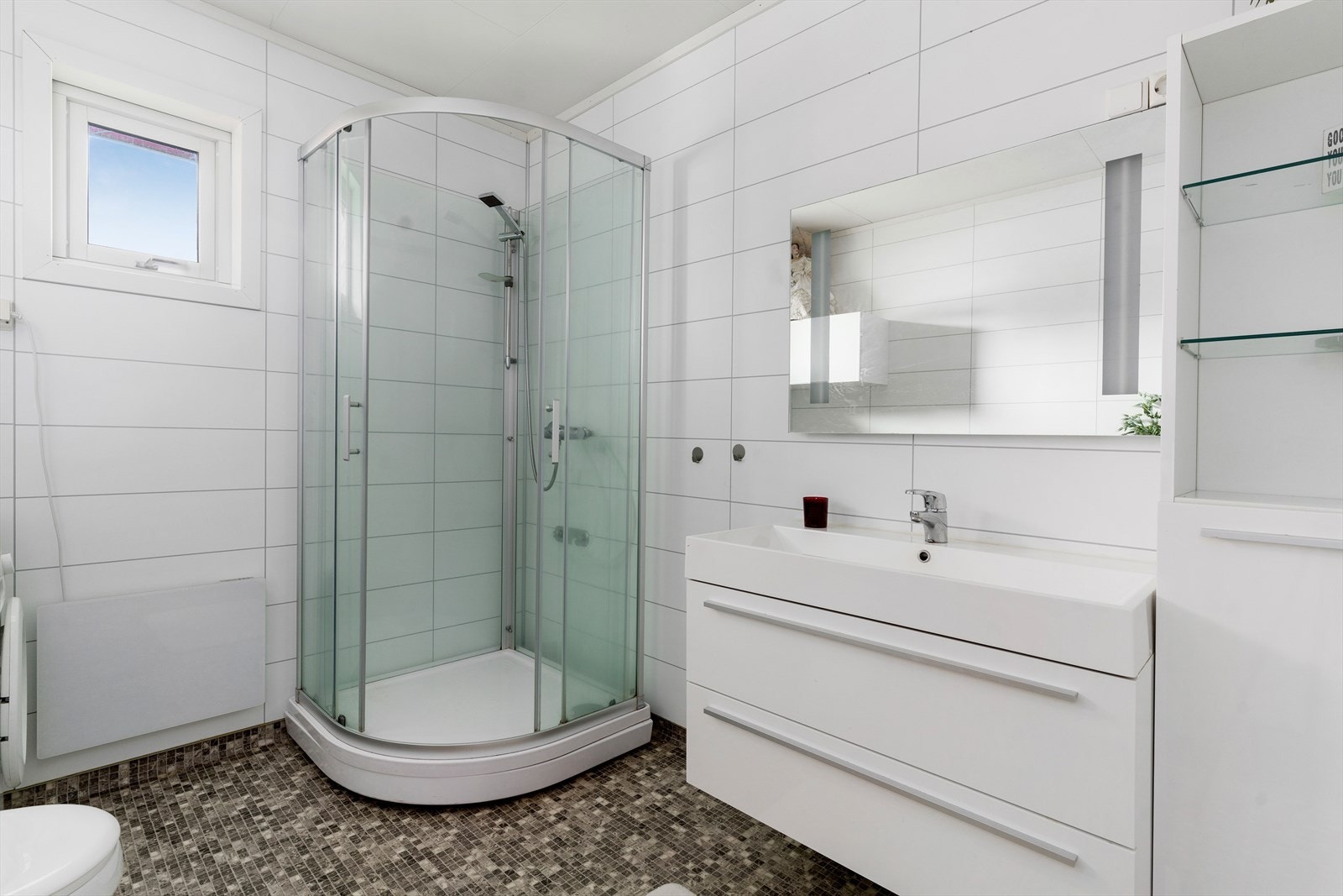 Badet er stort og praktisk. Mekanisk avtrekk fra rommet via balansert ventilasjonsanlegg, Galleribilde