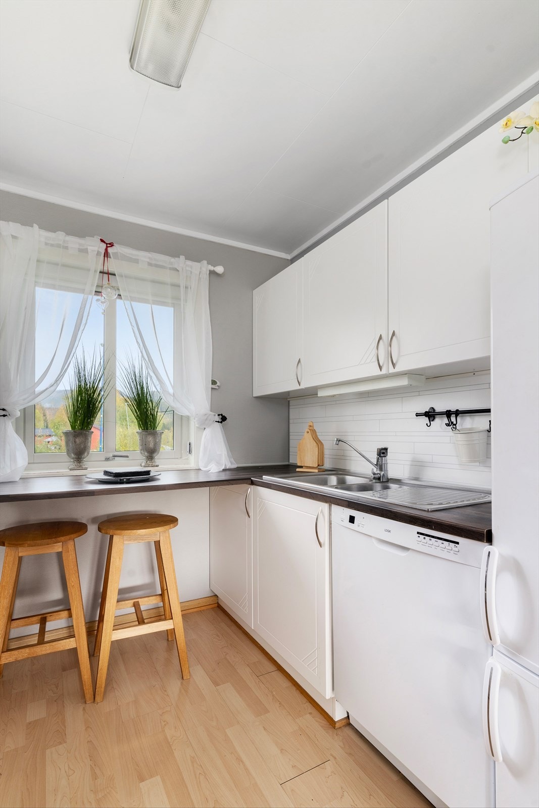 Kjøkken. Lys og fin innredning. Praktisk med en benk ved vinduet hvor man kan sitte med frokosten eller en kopp kaffe om ønskelig. Galleribilde