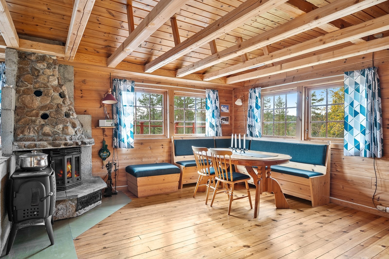 Lukket peis og vedovn for oppvarming av hytta Galleribilde