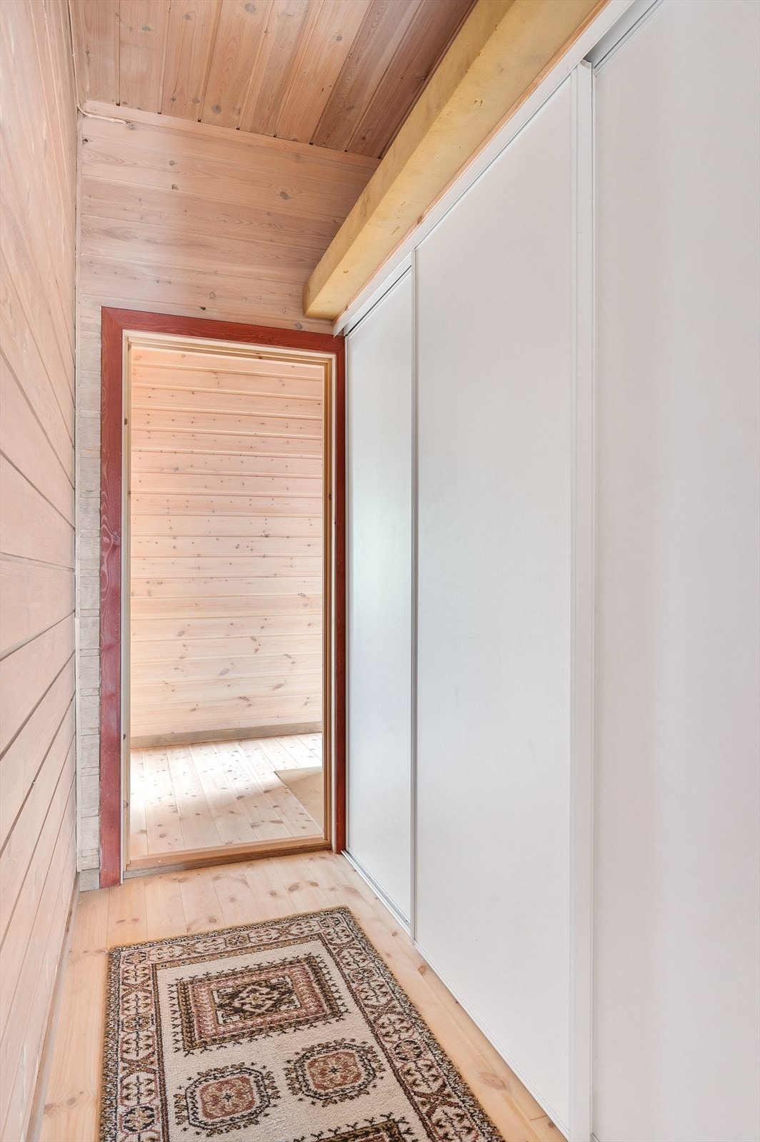 Gang/garderobe med skyvedørsgarderobe Galleribilde