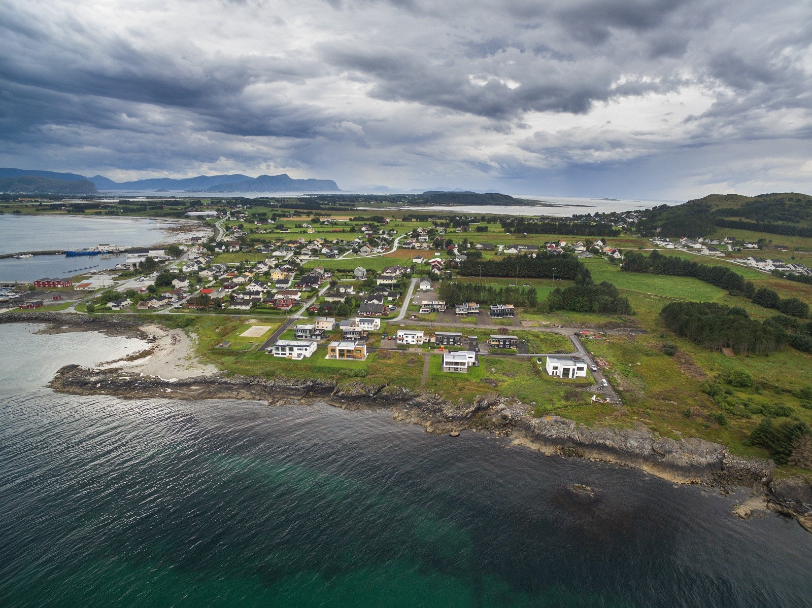 I nærmiljøet er det både barneskole, barnehage, butikk, fotballbane, sandvolleybane, badestrender og ellers nydelig natur. Galleribilde