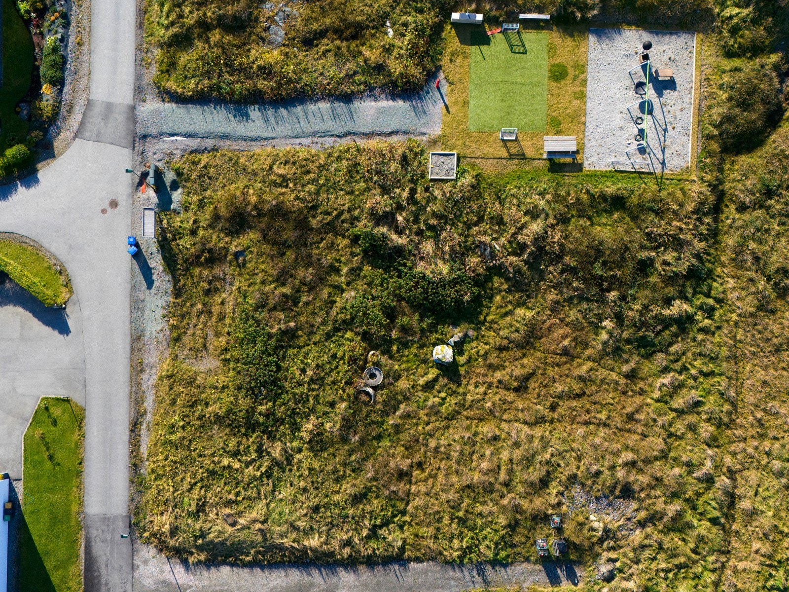 Tomten sett ovenfra, ferdig tillaget med vei og teknisk anlegg til tomtegrensen. Galleribilde