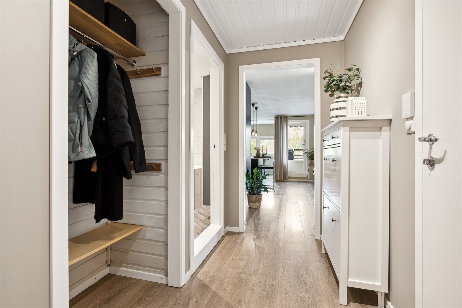 Entre med plass til å henge fra seg yttertøy og sette fra seg sko. Galleribilde