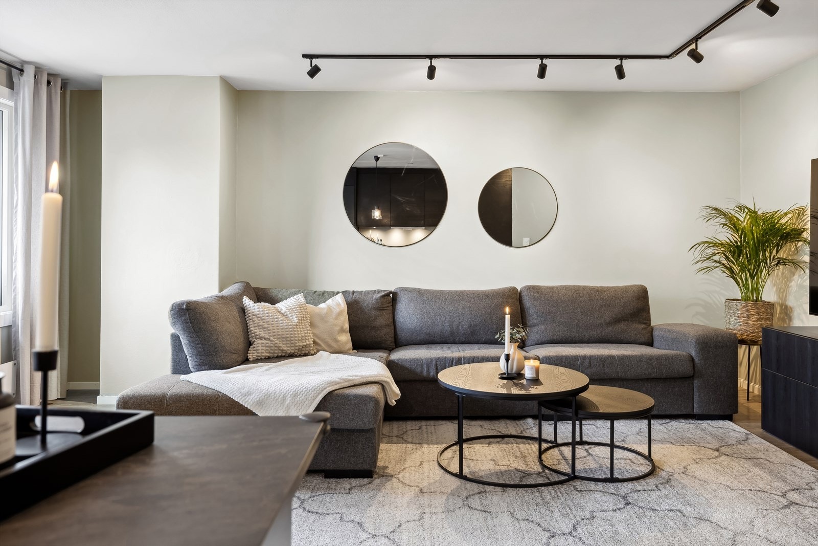 Stuen har god plass til stor sofa Galleribilde