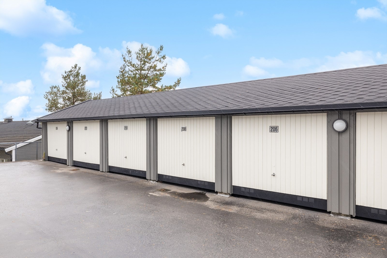 Garasjeplass i rekke medfølger. Galleribilde