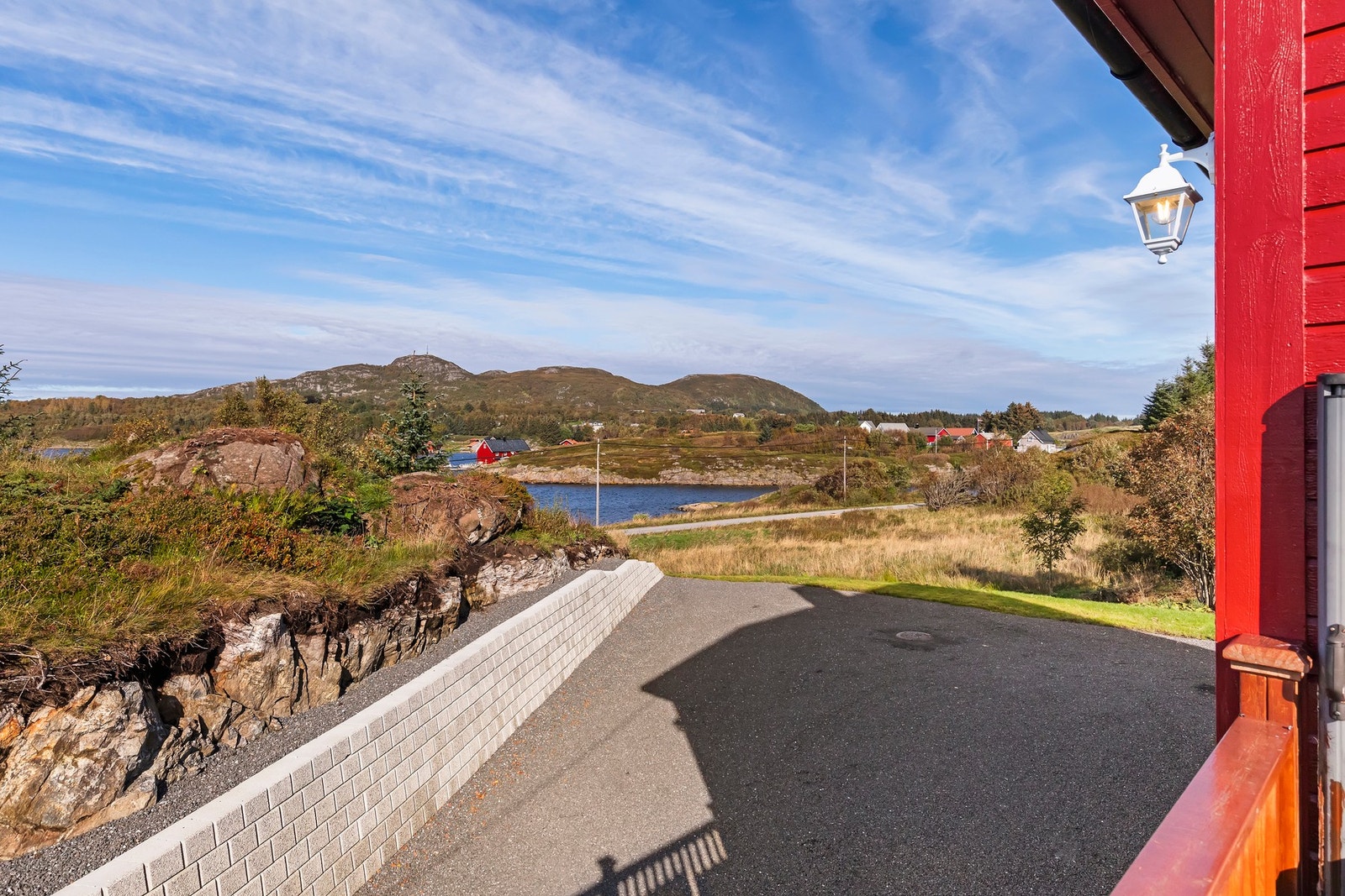 Boligen ligger fint til med kort veg til sjø Galleribilde