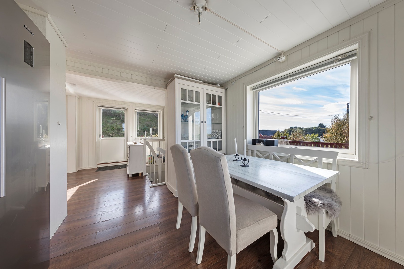 God plass til spisebord på kjøkken Galleribilde