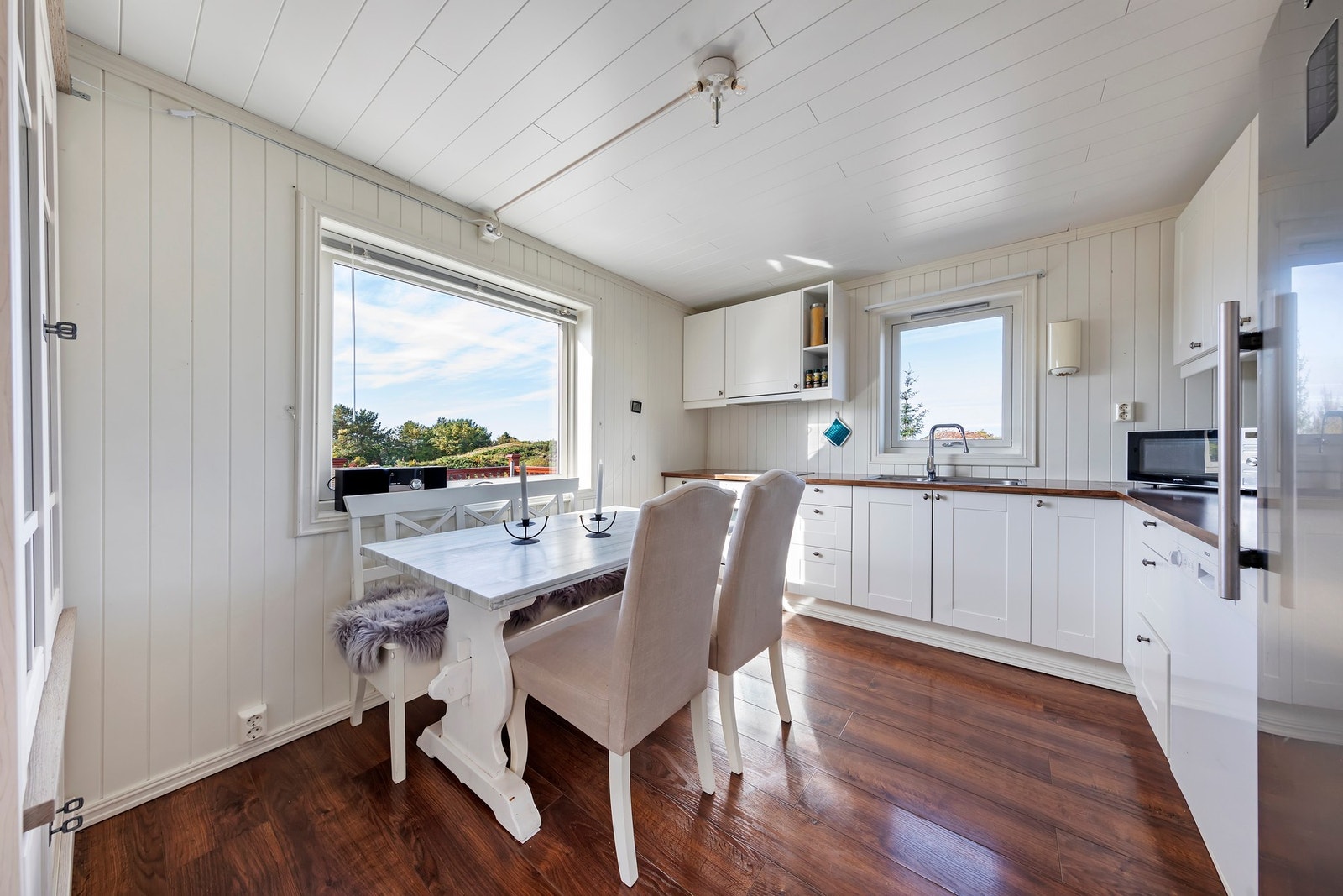 Stue og kjøkken i åpen løsning Galleribilde