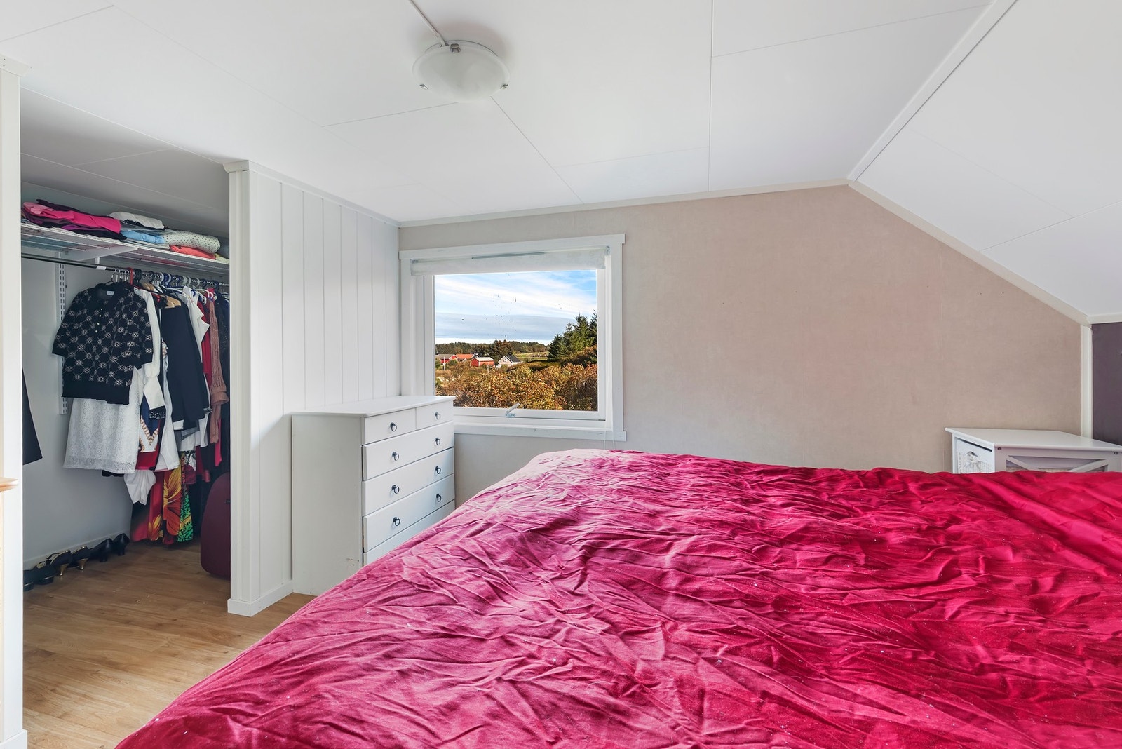 Garderobe tilknyttet hovedsoverommet Galleribilde