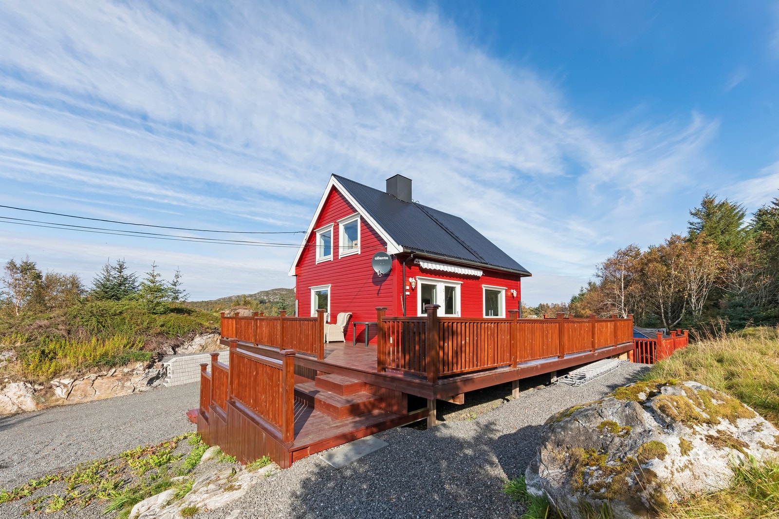 Stor terrasse på sørøst-sørvest side av boligen Galleribilde